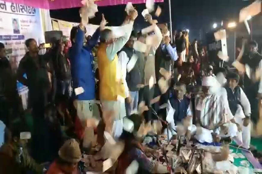 ડાયરામાં લોક ગાયિકા સંગીતા લાબડીયાએ પોતાનો સુર રેલાવીને લોકને મંત્રમુગ્ધ કર્યા હતાં. તેમને અલ્પેશ ઠાકોરને સંબોધતા પણ ગાયું હતું કે, 'અમને વ્હાલા વ્હાલા લાગો, અમને પ્યારા પ્યારા લાગો, ઠાકોર વટ છે તમારો.' ડાયરામાં લોક ગાયિકા સંગીતા લાબડીયાએ પોતાનો સુર રેલાવીને લોકને મંત્રમુગ્ધ કર્યા હતાં. તેમને અલ્પેશ ઠાકોરને સંબોધતા પણ ગાયું હતું કે, 'અમને વ્હાલા વ્હાલા લાગો, અમને પ્યારા પ્યારા લાગો, ઠાકોર વટ છે તમારો.'