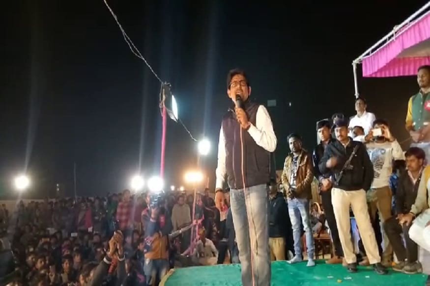 અલ્પેશે લોક ડાયરાને સંબોધતા કહ્યું કે, ' હું ધારાસભ્ય નહીં રહું તો ચાલશે પરંતુ જો સરકાર અલ્પેશ ઠાકોરનાં રાજીનામાથી ઠાકોર સમાજનાં બાળકો માટે 50 શાળાઓ બને તો હું 50 વાર રાજીનામું આપવા તૈયાર છું. રાજનેતાઓને પોતાની જવાબદારી પણ સમજવી પડે. પ્રજાતંત્રમાં લોકો માટે રાજનેતા લડે , ન્યાય અપાવે. પરંતુ કમનસીબી એ છે કે આજે રાજનીતિનાં મૂલ્યો બદલાઇ ગયા છે. આજે પ્રજા નેતા માટે લડે છે પરંતુ નેતા પ્રજા માટે નથી લડી શકતી. આ પણ વાસ્તવિકતા છે. ' અલ્પેશે લોક ડાયરાને સંબોધતા કહ્યું કે, ' હું ધારાસભ્ય નહીં રહું તો ચાલશે પરંતુ જો સરકાર અલ્પેશ ઠાકોરનાં રાજીનામાથી ઠાકોર સમાજનાં બાળકો માટે 50 શાળાઓ બને તો હું 50 વાર રાજીનામું આપવા તૈયાર છું. રાજનેતાઓને પોતાની જવાબદારી પણ સમજવી પડે. પ્રજાતંત્રમાં લોકો માટે રાજનેતા લડે , ન્યાય અપાવે. પરંતુ કમનસીબી એ છે કે આજે રાજનીતિનાં મૂલ્યો બદલાઇ ગયા છે. આજે પ્રજા નેતા માટે લડે છે પરંતુ નેતા પ્રજા માટે નથી લડી શકતી. આ પણ વાસ્તવિકતા છે. '