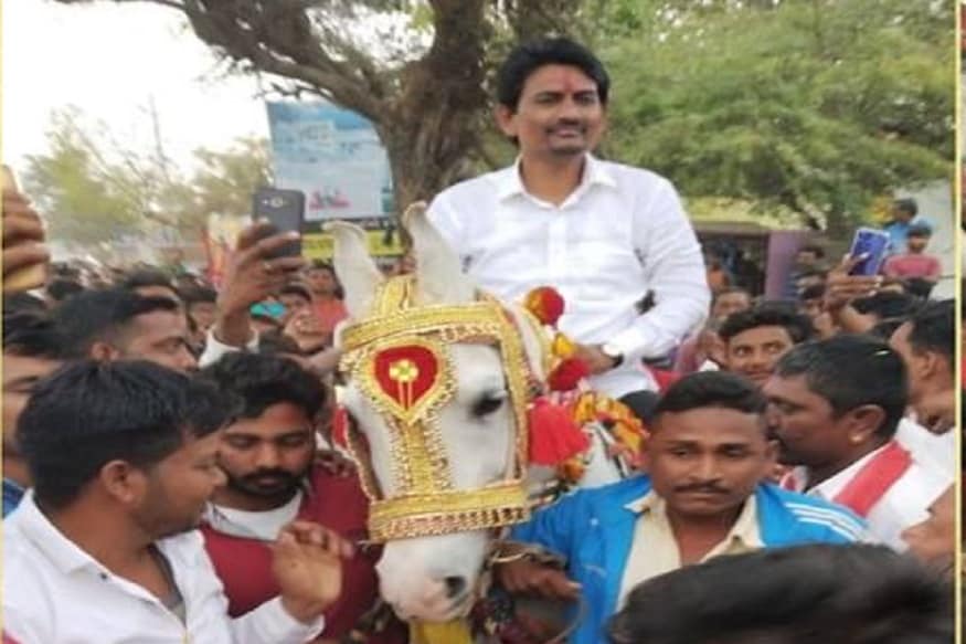 અલ્પેશે કહ્યું કે, HK કોલેજથી લાલ દરવાઝા સુધી ચાલતા જવાની મજા અલગ છે, પ્રેમમાં એક વર્ષે પ્રપોઝ કરી શક્યો હતો. મેં મારી પત્નીને અનેક લવ લેટર લખ્યા છે, મારી પત્ની મારા રોમે રોમમાં છે. અલ્પેશે કહ્યું કે, HK કોલેજથી લાલ દરવાઝા સુધી ચાલતા જવાની મજા અલગ છે, પ્રેમમાં એક વર્ષે પ્રપોઝ કરી શક્યો હતો. મેં મારી પત્નીને અનેક લવ લેટર લખ્યા છે, મારી પત્ની મારા રોમે રોમમાં છે.