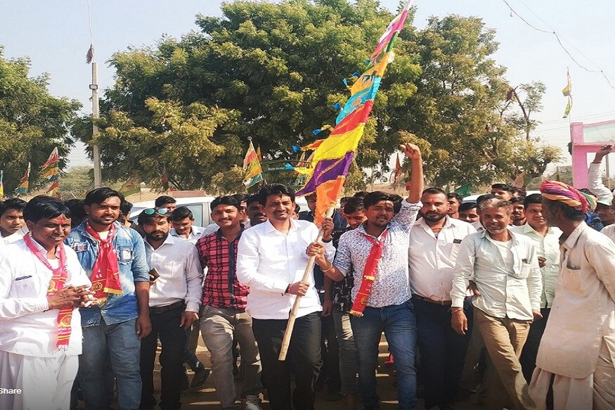 અલ્પેશ જણાવ્યું કે, એક બીજાની આંખો મળી જતા પ્રેમ થયો હતો. 3 મહીના સુધી અમે એક બીજા સામે જોયા કરતા હતા, અમે એક બીજા જોડે બોલ્યા વગર કલાકો સુધી બેસી રહેતા, પ્રેમ કરવાનો અત્યારનો સમય બદલાઈ ગયો છે. અલ્પેશ જણાવ્યું કે, એક બીજાની આંખો મળી જતા પ્રેમ થયો હતો. 3 મહીના સુધી અમે એક બીજા સામે જોયા કરતા હતા, અમે એક બીજા જોડે બોલ્યા વગર કલાકો સુધી બેસી રહેતા, પ્રેમ કરવાનો અત્યારનો સમય બદલાઈ ગયો છે.