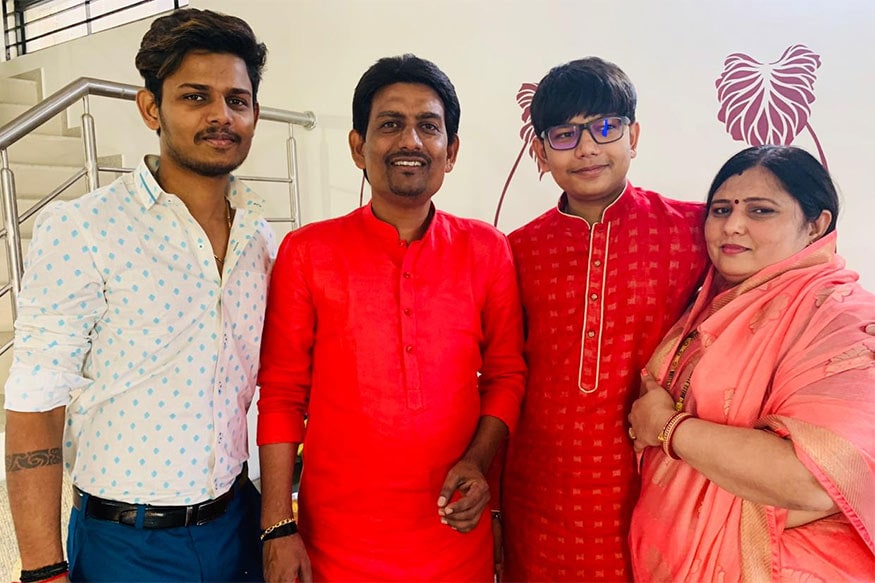 તમને જણાવી દઈએ કે, અલ્પેશે એક વાર બ્લેડથી તેમના હાથ પર પ્રેમીકાનું નામ પણ કોતર્યું હતું, એ સિવાય તેમને અનેક યાદગાર ક્ષણો ન્યુઝ 18ના કેમેરા સમક્ષ ખુલ્લા દિલે વ્યક્ત કરી હતી. તેની પત્નીના વખાણ કરતા ગીત પણ ગુન ગુનાવ્યુ હતું. તો આજે પણ તેઓ તેમની પત્નીના વખાણ કરતા થાકતા નથી. રાજકારણમાં હોવા છતાં પણ પોતાના પરિવારને પૂરતો સમય આપતો હોવાનું પણ જણાવ્યું છે. તમને જણાવી દઈએ કે, અલ્પેશે એક વાર બ્લેડથી તેમના હાથ પર પ્રેમીકાનું નામ પણ કોતર્યું હતું, એ સિવાય તેમને અનેક યાદગાર ક્ષણો ન્યુઝ 18ના કેમેરા સમક્ષ ખુલ્લા દિલે વ્યક્ત કરી હતી. તેની પત્નીના વખાણ કરતા ગીત પણ ગુન ગુનાવ્યુ હતું. તો આજે પણ તેઓ તેમની પત્નીના વખાણ કરતા થાકતા નથી. રાજકારણમાં હોવા છતાં પણ પોતાના પરિવારને પૂરતો સમય આપતો હોવાનું પણ જણાવ્યું છે.