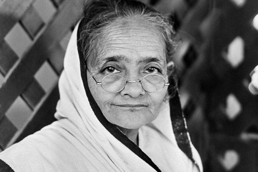 સ્વીસ ફોટોગ્રાફર વોલ્ટર બોસાર્ડ (1892-1975) ફોટોજર્નાલિઝમનાં ક્ષેત્રમાં પ્રણેતા રહ્યા હતાં. શબ્દ અને કેમેરા એમ બંને પર પ્રભુત્વ ધરાવતા વોલ્ટર બોસાર્ડે એશિયા અને યુરોપ વચ્ચે સેતુ બનવાનું કાર્ય કર્યું હતું. તેમણે 1930નાં દશકામાં એશિયાનું રોજીંદુ જીવન અને મુખ્ય રાજકીય ઘટનાઓ પર રિપોર્ટીંગ કર્યું હતું. સ્વીસ ફોટોગ્રાફર વોલ્ટર બોસાર્ડ (1892-1975) ફોટોજર્નાલિઝમનાં ક્ષેત્રમાં પ્રણેતા રહ્યા હતાં. શબ્દ અને કેમેરા એમ બંને પર પ્રભુત્વ ધરાવતા વોલ્ટર બોસાર્ડે એશિયા અને યુરોપ વચ્ચે સેતુ બનવાનું કાર્ય કર્યું હતું. તેમણે 1930નાં દશકામાં એશિયાનું રોજીંદુ જીવન અને મુખ્ય રાજકીય ઘટનાઓ પર રિપોર્ટીંગ કર્યું હતું.