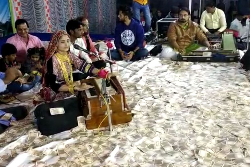 ગીતા રબારીનો ડાયરો બરાબર જામ્યો હતો અને ડાયરામાં નોટોનો વરસાદ થયો હતો. આ દરમિયાન વિદેશમાં રહેતી મૂળ ભારતીયોએ ડાયરાની મોજ માણતાં માણતાં ડોલરનો વરસાદ કર્યો હતો. ગીતા રબારીનો ડાયરો બરાબર જામ્યો હતો અને ડાયરામાં નોટોનો વરસાદ થયો હતો. આ દરમિયાન વિદેશમાં રહેતી મૂળ ભારતીયોએ ડાયરાની મોજ માણતાં માણતાં ડોલરનો વરસાદ કર્યો હતો.