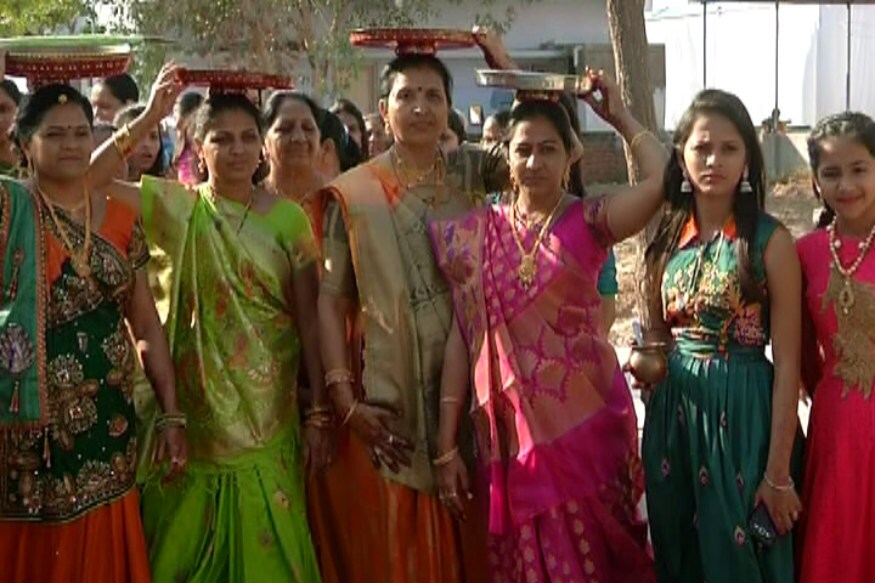 ઉલ્લેખનીય છે કે હાર્દિકના લગ્નમાં પરિવારના જ નજીકના જ સગાને આમંત્રણ આપવામાં આવ્યું છે. સુરેન્દ્રનગર જિલ્લાના મૂળી તાલુકાના દિગસર ગામે પાટીદાર નેતા હાર્દિક પટેલના 27 જાન્યુઆરીએ લગ્ન યોજાવાના છે. ઉલ્લેખનીય છે કે હાર્દિકના લગ્નમાં પરિવારના જ નજીકના જ સગાને આમંત્રણ આપવામાં આવ્યું છે. સુરેન્દ્રનગર જિલ્લાના મૂળી તાલુકાના દિગસર ગામે પાટીદાર નેતા હાર્દિક પટેલના 27 જાન્યુઆરીએ લગ્ન યોજાવાના છે.