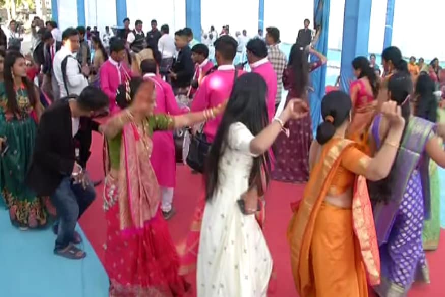 દિગસર ગામમાં હાર્દિકના ત્રીજી ચોથી પેઢીના કૌટુંબીક સગાઓ હાલ રહે છે. ગામમાં આવેલા બહુચર માતા અને મેલડી માતાના મઢે હાર્દિક અને કિંજલ તારીખ 27 જાન્યુઆરીના રોજ લગ્નગ્રંથીથી જોડાઇને પ્રભુતામાં પગલા પાડશે. દિગસર ગામમાં હાર્દિકના ત્રીજી ચોથી પેઢીના કૌટુંબીક સગાઓ હાલ રહે છે. ગામમાં આવેલા બહુચર માતા અને મેલડી માતાના મઢે હાર્દિક અને કિંજલ તારીખ 27 જાન્યુઆરીના રોજ લગ્નગ્રંથીથી જોડાઇને પ્રભુતામાં પગલા પાડશે.