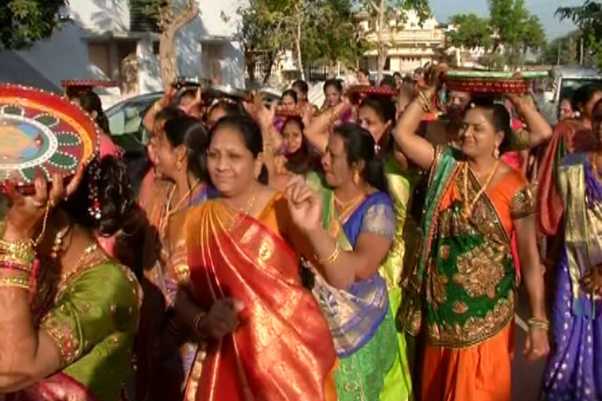 અગાઉ હાર્દિકના પિતા તેમજ દાદા સહિતના વડીલો માતાજીના મઢે કંકોત્રી મુકવા ગયા હતા. ત્યાર બાદ હવે હાર્દિક સહિતના કુટુંબીજનો લગ્નના દિવસે એટલે કે રવિવારે વહેલી સવારે જ દિગસર જશે. અગાઉ હાર્દિકના પિતા તેમજ દાદા સહિતના વડીલો માતાજીના મઢે કંકોત્રી મુકવા ગયા હતા. ત્યાર બાદ હવે હાર્દિક સહિતના કુટુંબીજનો લગ્નના દિવસે એટલે કે રવિવારે વહેલી સવારે જ દિગસર જશે.