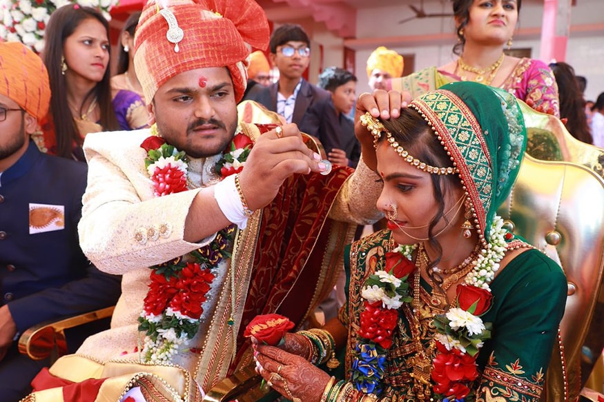 ન્યૂઝ18 ગુજરાતી : પાસ (પાટીદાર અનામત આંદોલન સમિતિ)ના નેતા હાર્દિક પટેલે રવિવારે તા. 27મી જાન્યુઆરી, 2019ના રોજ તેની બાળપણની મિત્ર કિંજલ પરીખ સાથે લગ્ન કર્યાં હતા. હાર્દિકના લગ્નમાં ફક્ત નજીકના સંબંધીઓને જ આમંત્રણ આપવામાં આવ્યું હતું. દિગસર ખાતે ખૂબ જ સાદગી પૂર્વક લગ્નવિધિ પતાવવામાં આવી હતી. સોમવારે હાર્દિક પટેલે પોતાના ટ્વિટર એકાઉન્ટ પર લગ્નની અમુક તસવીરો શેર કરી છે. જેમાં હાર્દિકે લખ્યું છે કે તે દરેક નિર્ણયમાં તેની પત્ની કિંજલની સલાહ લેશે. ન્યૂઝ18 ગુજરાતી : પાસ (પાટીદાર અનામત આંદોલન સમિતિ)ના નેતા હાર્દિક પટેલે રવિવારે તા. 27મી જાન્યુઆરી, 2019ના રોજ તેની બાળપણની મિત્ર કિંજલ પરીખ સાથે લગ્ન કર્યાં હતા. હાર્દિકના લગ્નમાં ફક્ત નજીકના સંબંધીઓને જ આમંત્રણ આપવામાં આવ્યું હતું. દિગસર ખાતે ખૂબ જ સાદગી પૂર્વક લગ્નવિધિ પતાવવામાં આવી હતી. સોમવારે હાર્દિક પટેલે પોતાના ટ્વિટર એકાઉન્ટ પર લગ્નની અમુક તસવીરો શેર કરી છે. જેમાં હાર્દિકે લખ્યું છે કે તે દરેક નિર્ણયમાં તેની પત્ની કિંજલની સલાહ લેશે.