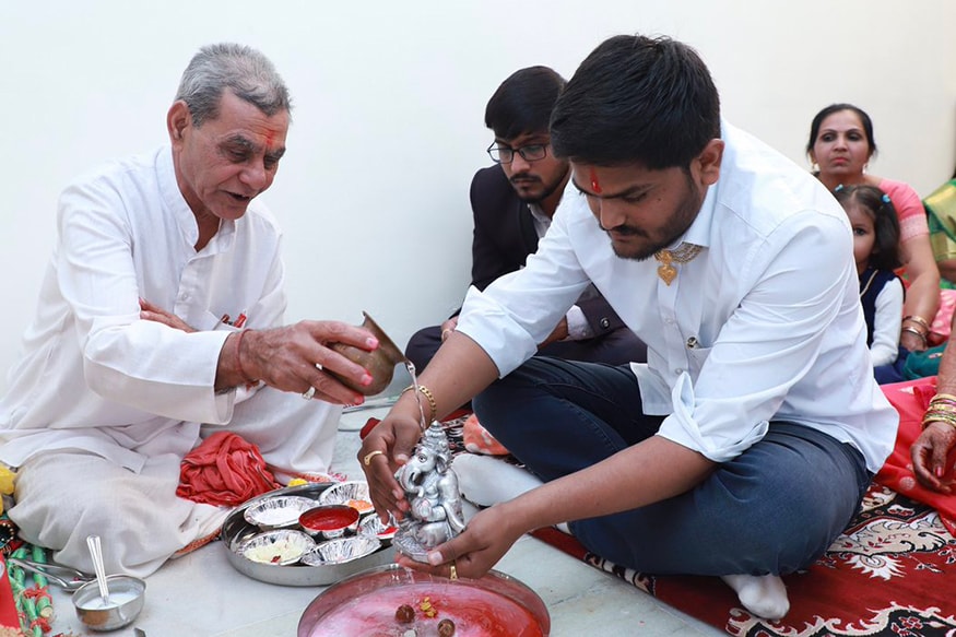 સુરેન્દ્રનગરના દિગસર ગામે કિંજલ સાથે સાત ફેરા લીધા બાદ હાર્દિકે મીડિયા સાથે વાતચીત કરતા જણાવ્યું હતું કે, બાળપણની મિત્ર હવે જીવન સાથી બની છે. સુરેન્દ્રનગરના દિગસર ગામે કિંજલ સાથે સાત ફેરા લીધા બાદ હાર્દિકે મીડિયા સાથે વાતચીત કરતા જણાવ્યું હતું કે, બાળપણની મિત્ર હવે જીવન સાથી બની છે.