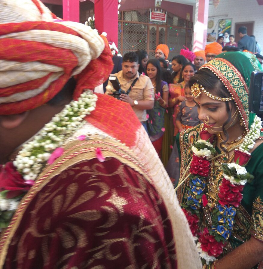 લગ્નજીવન અંગે ખુશી વ્યક્ત કરતા હાર્દિકે કહ્યું કે, જીવનની બીજી ઇનિંગમાં અમે બંનેએ સાથે લડવાનો પણ સંકલ્પ લીધો હતો. લગ્નજીવન અંગે ખુશી વ્યક્ત કરતા હાર્દિકે કહ્યું કે, જીવનની બીજી ઇનિંગમાં અમે બંનેએ સાથે લડવાનો પણ સંકલ્પ લીધો હતો.