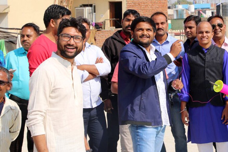 ન્યૂઝ18 ગુજરાતીઃ પાસ (પાટીદાર અનામત આંદોલન સમિતિ)ના નેતા હાર્દિક પટેલે અમદવાદ ખાતે જિગ્નેશ મેવાણીના ઘરે ઉત્તરાયણ પર્વની ઉજવણી કરી હતી. અહીં હાર્દિક અને જિગ્નેશે પતંગ ચગાવી હતી. સાથે જ મીડિયા સાથે વાતચીત કરતા બંને યુવા નેતાઓએ સવર્ણોને આપવામાં આવેલા 10 ટકા અનામતથી લઈને આગામી ચૂંટણીને લઈને ભાજપનો પતંગ કાપવાની વાત પણ કરી હતી. ન્યૂઝ18 ગુજરાતીઃ પાસ (પાટીદાર અનામત આંદોલન સમિતિ)ના નેતા હાર્દિક પટેલે અમદવાદ ખાતે જિગ્નેશ મેવાણીના ઘરે ઉત્તરાયણ પર્વની ઉજવણી કરી હતી. અહીં હાર્દિક અને જિગ્નેશે પતંગ ચગાવી હતી. સાથે જ મીડિયા સાથે વાતચીત કરતા બંને યુવા નેતાઓએ સવર્ણોને આપવામાં આવેલા 10 ટકા અનામતથી લઈને આગામી ચૂંટણીને લઈને ભાજપનો પતંગ કાપવાની વાત પણ કરી હતી.