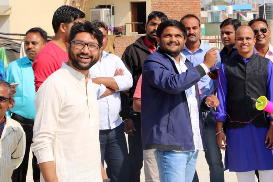 ન્યૂઝ18 ગુજરાતીઃ પાસ (પાટીદાર અનામત આંદોલન સમિતિ)ના નેતા હાર્દિક પટેલે અમદવાદ ખાતે જિગ્નેશ મેવાણીના ઘરે ઉત્તરાયણ પર્વની ઉજવણી કરી હતી. અહીં હાર્દિક અને જિગ્નેશે પતંગ ચગાવી હતી. સાથે જ મીડિયા સાથે વાતચીત કરતા બંને યુવા નેતાઓએ સવર્ણોને આપવામાં આવેલા 10 ટકા અનામતથી લઈને આગામી ચૂંટણીને લઈને ભાજપનો પતંગ કાપવાની વાત પણ કરી હતી.