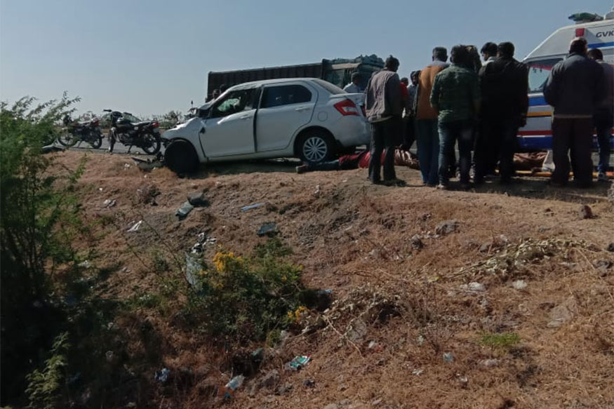 મળતી માહિતી પ્રમાણે જામનગરના ધ્રોલના જાયાવા નજીક આજે (શુક્રવારે) બે કાર વચ્ચે જોરદાર ટક્કર થઈ હતી. અકસ્માત એટલો ગંભીર હતો કે ત્રણ લોકોનાં ઘટનાસ્થળે જ મોત થઈ ગયા હતા. જ્યારે બે લોકો ગંભીર રીતે ઘાયલ થયા છે. અન્ય ત્રણ લોકોનો ઈજા પહોંચી છે. મળતી માહિતી પ્રમાણે જામનગરના ધ્રોલના જાયાવા નજીક આજે (શુક્રવારે) બે કાર વચ્ચે જોરદાર ટક્કર થઈ હતી. અકસ્માત એટલો ગંભીર હતો કે ત્રણ લોકોનાં ઘટનાસ્થળે જ મોત થઈ ગયા હતા. જ્યારે બે લોકો ગંભીર રીતે ઘાયલ થયા છે. અન્ય ત્રણ લોકોનો ઈજા પહોંચી છે.