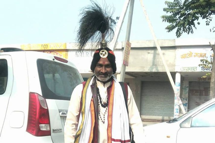 આ શૈવ અખાડામાં જઈને સંન્યાસીઓની વચ્ચે શિવજીના ગુણગાન કરતા આવ્યા છે. તેઓ સફેદ તથા કેસરિયા કપડાં પહેરે છે. આ શૈવ અખાડામાં જઈને સંન્યાસીઓની વચ્ચે શિવજીના ગુણગાન કરતા આવ્યા છે. તેઓ સફેદ તથા કેસરિયા કપડાં પહેરે છે.