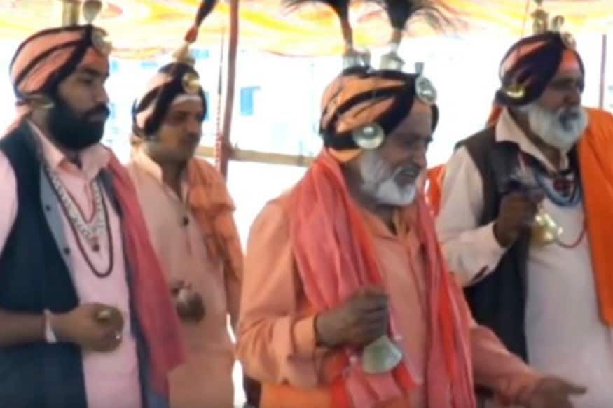 જંગલ જોગીઓના પરિવારમાં બાળપણથી જ બાળકોને શિવપુરાણ, શિવસ્ત્રોત વગેરે યાદ કરાવવામાં આવે છે. જંગમ જોગીઓના પરિવારના સભ્યો આ પરંપરાને આગળ વધારી શકે છે. કોઈ અન્ય વ્યક્તિ આ પરંપરામાં સામેલ નથી થઈ શકતું. દેશમાં 4 સ્થાનો (હરિદ્વાર, અલાહાબાદ, નાસિક, ઉજ્જૈન) પર જ્યારે પણ કુંભ મેળાનું આયોજન થાય છે, ત્યાં જંગલ જોગી પણ જરૂર આવે છે. જંગમ સાધુ ગૃહસ્થ હોય છે અને તે શૈવ સંપ્રદાયના અખાડાની સાથે જ સ્નાન કરે છે. જંગલ જોગીઓના પરિવારમાં બાળપણથી જ બાળકોને શિવપુરાણ, શિવસ્ત્રોત વગેરે યાદ કરાવવામાં આવે છે. જંગમ જોગીઓના પરિવારના સભ્યો આ પરંપરાને આગળ વધારી શકે છે. કોઈ અન્ય વ્યક્તિ આ પરંપરામાં સામેલ નથી થઈ શકતું. દેશમાં 4 સ્થાનો (હરિદ્વાર, અલાહાબાદ, નાસિક, ઉજ્જૈન) પર જ્યારે પણ કુંભ મેળાનું આયોજન થાય છે, ત્યાં જંગલ જોગી પણ જરૂર આવે છે. જંગમ સાધુ ગૃહસ્થ હોય છે અને તે શૈવ સંપ્રદાયના અખાડાની સાથે જ સ્નાન કરે છે.