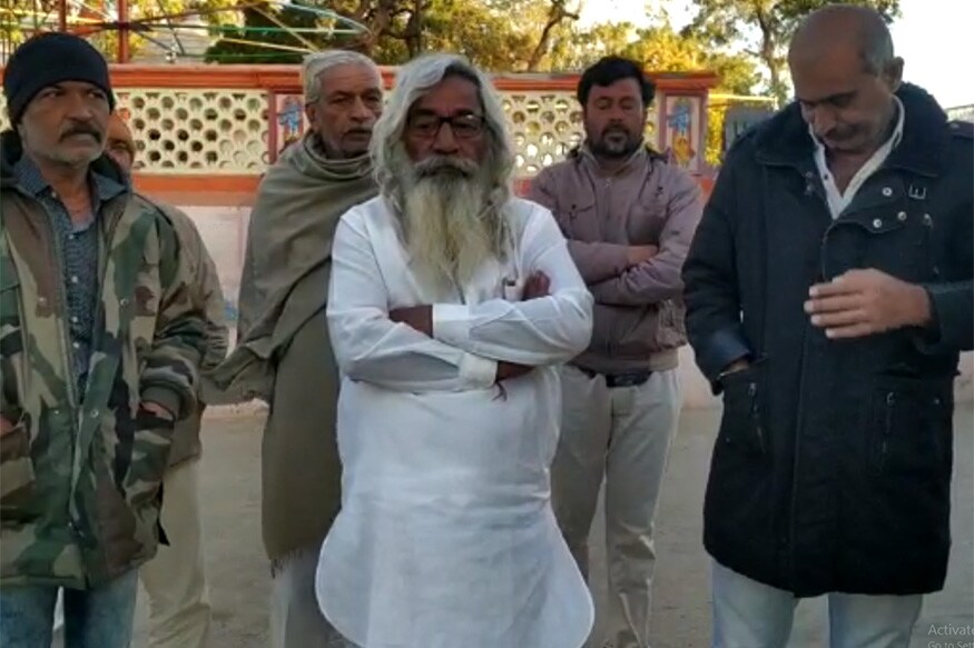 અબડાસાના ધારાસભ્યની હત્યા અંગે રાતાતળાવ ગામના વતની તેમજ ભાનુશાળી સમાજના આગેવાન મનજી બાપુએ જણાવ્યું હતું કે સમગ્ર મામલે સીબીઆઈ તપાસ થવી જોઈએ. તેમણે આક્ષેપ લગાવ્યો હતો કે રાજકીય અદાવતમાં આ હત્યા કરવામાં આવી છે. જયંતિ ભાનુશાળીની હત્યાથી સમાજ ખૂબ દુઃખી છે. અબડાસાના ધારાસભ્યની હત્યા અંગે રાતાતળાવ ગામના વતની તેમજ ભાનુશાળી સમાજના આગેવાન મનજી બાપુએ જણાવ્યું હતું કે સમગ્ર મામલે સીબીઆઈ તપાસ થવી જોઈએ. તેમણે આક્ષેપ લગાવ્યો હતો કે રાજકીય અદાવતમાં આ હત્યા કરવામાં આવી છે. જયંતિ ભાનુશાળીની હત્યાથી સમાજ ખૂબ દુઃખી છે.