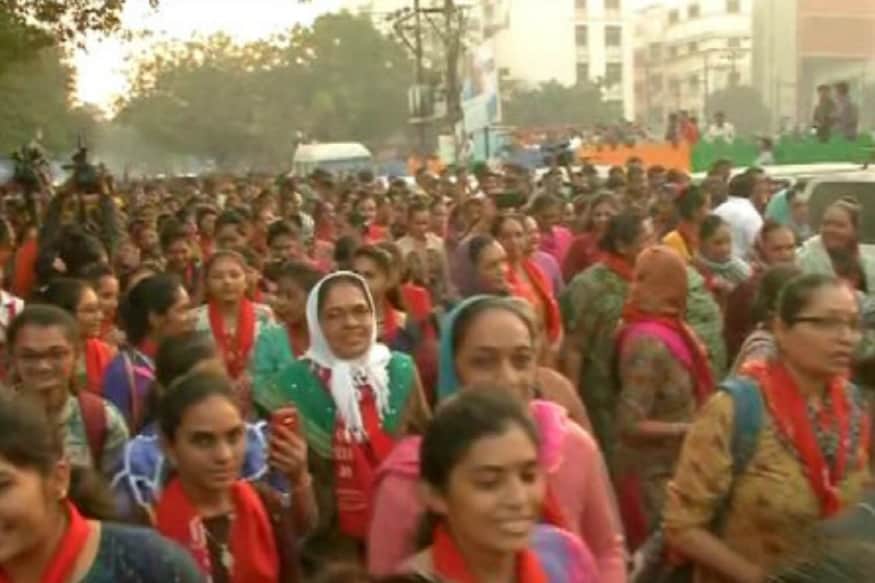 વિશ્રામ લીધા બાદ પદયાત્રા ગોંડલથી રાત્રે 11 વાગ્યે ખોડલધામ તરફ પ્રયાણ કરશે. વીરપુર ખાતે વહેલી સવારે 4 વાગ્યે પદયાત્રા પહોચશે જયાં પદયાત્રિકો માટે ચા-પાણી અને નાસ્તાની પણ વ્યવસ્થા કરવામાં આવી છે. ત્યારબાદ વીરપુરથી પદયાત્રા કાગવડનાં પાટીયે સવારે 6 વાગ્યે પહોંચ્યા બાદ શ્રી ખોડલધામ મંદિર ખાતે પદયાત્રિકો યાત્રાને વિરામ આપશે. વિશ્રામ લીધા બાદ પદયાત્રા ગોંડલથી રાત્રે 11 વાગ્યે ખોડલધામ તરફ પ્રયાણ કરશે. વીરપુર ખાતે વહેલી સવારે 4 વાગ્યે પદયાત્રા પહોચશે જયાં પદયાત્રિકો માટે ચા-પાણી અને નાસ્તાની પણ વ્યવસ્થા કરવામાં આવી છે. ત્યારબાદ વીરપુરથી પદયાત્રા કાગવડનાં પાટીયે સવારે 6 વાગ્યે પહોંચ્યા બાદ શ્રી ખોડલધામ મંદિર ખાતે પદયાત્રિકો યાત્રાને વિરામ આપશે.