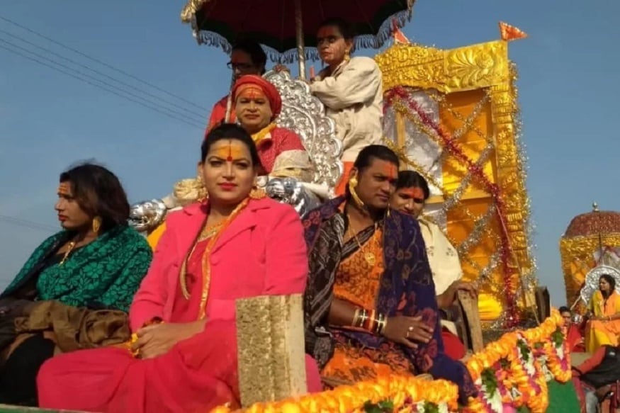 પ્રયાગરાજમાં મકર સંક્રાંતિના અવસર પર પહેલું શાહી સ્નાન શરૂ થઈ ગયું છે. શ્રદ્ધાળુઓનો સંગમ તટ પર જમાવડો થયો છે. એવામાં તમામ અખાડા સંગમ ઘાટ પર શાહી સ્નાન માટે સવારથી શાહી અંદાજમાં પહોંચી રહ્યા છે. શાહી સ્નાન માટે સૌથી મોટા અખાડા શ્રી પંચ દશનામ જૂના સંત, આચાર્ય અને મહામંડલેશ્વર રથ, બગ્ગિયો અને ગાડીયોમાં સવાર થઈ સંગમ તટ પર પહોંચ્યા. જૂના સાથે પહેલી વખત કિન્નર અખાડો પણ શાહી સ્નાનમાં સામેલ થયો છે. પ્રયાગરાજમાં મકર સંક્રાંતિના અવસર પર પહેલું શાહી સ્નાન શરૂ થઈ ગયું છે. શ્રદ્ધાળુઓનો સંગમ તટ પર જમાવડો થયો છે. એવામાં તમામ અખાડા સંગમ ઘાટ પર શાહી સ્નાન માટે સવારથી શાહી અંદાજમાં પહોંચી રહ્યા છે. શાહી સ્નાન માટે સૌથી મોટા અખાડા શ્રી પંચ દશનામ જૂના સંત, આચાર્ય અને મહામંડલેશ્વર રથ, બગ્ગિયો અને ગાડીયોમાં સવાર થઈ સંગમ તટ પર પહોંચ્યા. જૂના સાથે પહેલી વખત કિન્નર અખાડો પણ શાહી સ્નાનમાં સામેલ થયો છે.