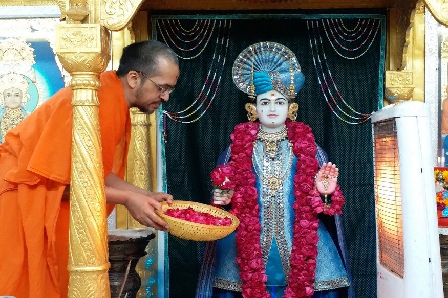 આજે માગશર વદ એકાદશીના રોજ સ્વામિનારાયણ મંદિર - કુમકુમ - મણિનગર ખાતે મહંત શાસ્ત્રી આનંદપ્રિયદાસજી સ્વામીની નિશ્રામાં સ્વામિનારાયણ મહામંત્રની ર૧૭મી જયંતીની ઉજવણી કરવામાં આવી હતી. આ પ્રસંગે સ્વામિનારાયણ મહામંત્ર લખેલો ૨૫ ફૂટ લંબાઈ અને 3 ફૂટ પહોળાઈ ધરાવતો વિશાળ પત્ર શ્રી સ્વામિનારાયણ ભગવાનના ચરણોમાં સમર્પિત કરવામાં આવ્યો હતો. આજે માગશર વદ એકાદશીના રોજ સ્વામિનારાયણ મંદિર - કુમકુમ - મણિનગર ખાતે મહંત શાસ્ત્રી આનંદપ્રિયદાસજી સ્વામીની નિશ્રામાં સ્વામિનારાયણ મહામંત્રની ર૧૭મી જયંતીની ઉજવણી કરવામાં આવી હતી. આ પ્રસંગે સ્વામિનારાયણ મહામંત્ર લખેલો ૨૫ ફૂટ લંબાઈ અને 3 ફૂટ પહોળાઈ ધરાવતો વિશાળ પત્ર શ્રી સ્વામિનારાયણ ભગવાનના ચરણોમાં સમર્પિત કરવામાં આવ્યો હતો.