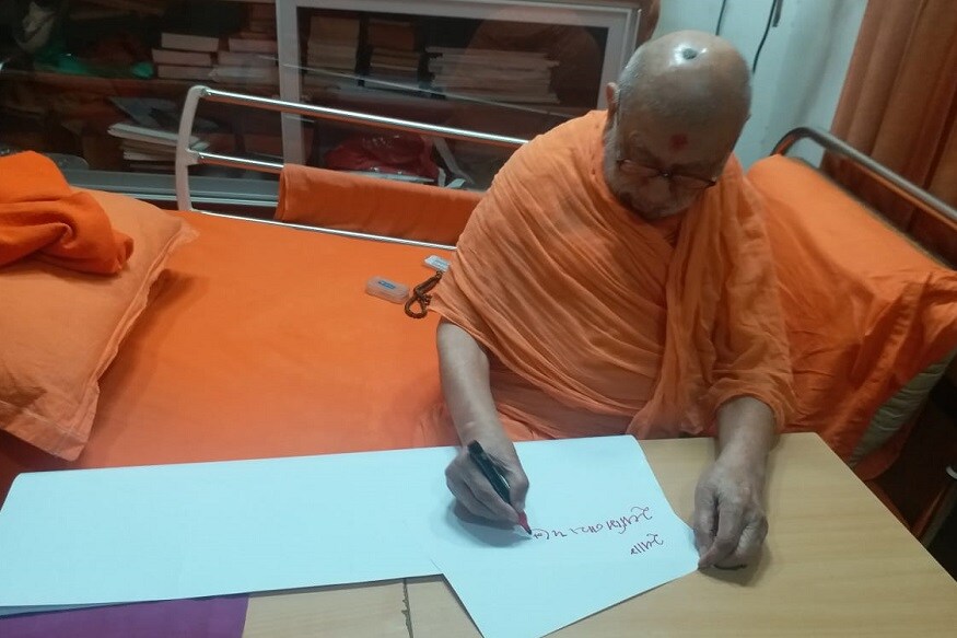 કુમકુમ મંદિરના સાધુ પ્રેમવત્સલદાસજીએ સ્વામિનારાયણ મહામંત્ર અંગે જણાવ્યું હતું કે, આજથી ર૧૭ વર્ષ પૂર્વે સહજાનંદ સ્વામીએ સંવત ૧૮૫૮ ના માગશર વદ - એકાદશીના રોજ ફણેણી ગામમાં પોતાના આશ્રિતોને મંત્ર જાપ માટે “ સ્વામિનારાયણ ” નામ આપ્યું. અને ત્યારથી આ સંપ્રદાય એ “સ્વામિનારાયણ સંપ્રદાય ”તરીકે પ્રસિધ્ધ થયો. અને ત્યારપછી સૌ કોઈ સહજાનંદસ્વામીને પણ શ્રી સ્વામિનારાયણ ભગવાન તરીકે જગમાં ઓળખતા થયા આ માગશર વદ એકાદશીની ઉજવણી પણ સ્વામિનારાયણ સંપ્રદાયના વિવિધ મંદિરોમાં કરવામાં આવે છે. કુમકુમ મંદિરના સાધુ પ્રેમવત્સલદાસજીએ સ્વામિનારાયણ મહામંત્ર અંગે જણાવ્યું હતું કે, આજથી ર૧૭ વર્ષ પૂર્વે સહજાનંદ સ્વામીએ સંવત ૧૮૫૮ ના માગશર વદ - એકાદશીના રોજ ફણેણી ગામમાં પોતાના આશ્રિતોને મંત્ર જાપ માટે “ સ્વામિનારાયણ ” નામ આપ્યું. અને ત્યારથી આ સંપ્રદાય એ “સ્વામિનારાયણ સંપ્રદાય ”તરીકે પ્રસિધ્ધ થયો. અને ત્યારપછી સૌ કોઈ સહજાનંદસ્વામીને પણ શ્રી સ્વામિનારાયણ ભગવાન તરીકે જગમાં ઓળખતા થયા આ માગશર વદ એકાદશીની ઉજવણી પણ સ્વામિનારાયણ સંપ્રદાયના વિવિધ મંદિરોમાં કરવામાં આવે છે.