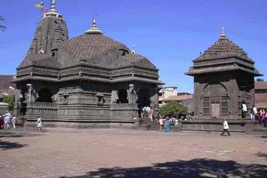 ત્ર્યંબકેશ્વર મંદિર, નાસિક - અહીં એક સીમાથી અંદર જવા પર મહિલાઓ પર પ્રતિબંધ હતો. ુ પુરૂષ જરૂર જઈ શકતા હતા. જ્યારે આ મામો હાઈકોર્ટમાં પહોંચ્યો તો પુરૂષોને પણ આંતરિક પરકોટમાં પ્રવેશવા પર પાબંધી લગાવી દેવામાં આવી. ત્ર્યંબકેશ્વર મંદિર, નાસિક - અહીં એક સીમાથી અંદર જવા પર મહિલાઓ પર પ્રતિબંધ હતો. ુ પુરૂષ જરૂર જઈ શકતા હતા. જ્યારે આ મામો હાઈકોર્ટમાં પહોંચ્યો તો પુરૂષોને પણ આંતરિક પરકોટમાં પ્રવેશવા પર પાબંધી લગાવી દેવામાં આવી.