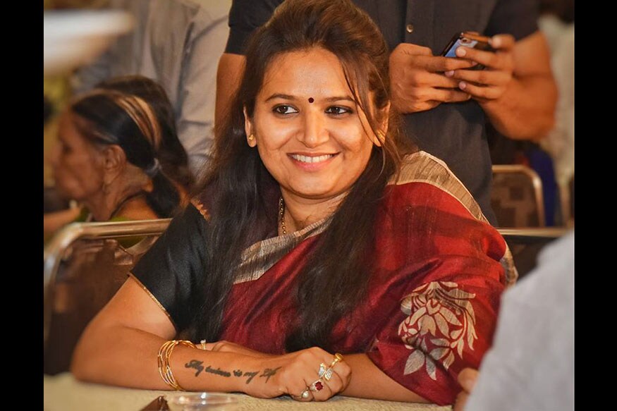 'વિકાસ ગાંડો થયો' : રેશ્માએ આગળ લખ્યું છે કે, "એ સંદેશ હતો 'વિકાસ ગાંડો થયો'. ગુજરાતમાં ભારતીય જનતા પાર્ટીની સરકાર છે. હું ભારતીય પાર્ટી સાથે જોડાયેલી હોવાથી ગંભીરતાથી આ વાત કહેવા માંગુ છું કે સરકારને શીખ આપતો આ સંદેશ એવું કહેવા માંગે છે કે લોકો જાગી ગયા છે. લોકો સરકારમાં પોતાના હકને ઓળખી ગઈ છે, સરકાર સાથે કોઈ વેર નહીં, ભ્રષ્ટ શાસકોની કોઈ ખેર નહીં, હવે બદલશે આપણો દેશે, જય હો. જય હિંદ." (ફાઇલ તસવીર) 'વિકાસ ગાંડો થયો' : રેશ્માએ આગળ લખ્યું છે કે, "એ સંદેશ હતો 'વિકાસ ગાંડો થયો'. ગુજરાતમાં ભારતીય જનતા પાર્ટીની સરકાર છે. હું ભારતીય પાર્ટી સાથે જોડાયેલી હોવાથી ગંભીરતાથી આ વાત કહેવા માંગુ છું કે સરકારને શીખ આપતો આ સંદેશ એવું કહેવા માંગે છે કે લોકો જાગી ગયા છે. લોકો સરકારમાં પોતાના હકને ઓળખી ગઈ છે, સરકાર સાથે કોઈ વેર નહીં, ભ્રષ્ટ શાસકોની કોઈ ખેર નહીં, હવે બદલશે આપણો દેશે, જય હો. જય હિંદ." (ફાઇલ તસવીર)