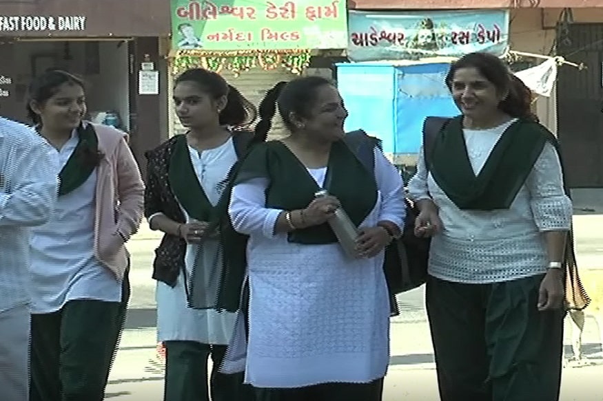 બાળપણમાં શાળાનો અભ્યાસ અને શાળાના મિત્રો સાથે વિતેવેલા સમય પણ દરેકના જીવનમા યાદગાર રહેતો હોય છે. આવી જ બાળપણની યાદો સાથે વર્ષો બાદ બે બહેનપણીઓ યુનિફોર્મ અને સ્કૂલ બેગ સાથે શાળાએ પહોંચીને પોતાના બાળપણની યાદો જીવંત કરી હતી અને "બેટી બચાવો બેટી પઢાઓ"નો સંદેશ આપ્યો હતો. બાળપણમાં શાળાનો અભ્યાસ અને શાળાના મિત્રો સાથે વિતેવેલા સમય પણ દરેકના જીવનમા યાદગાર રહેતો હોય છે. આવી જ બાળપણની યાદો સાથે વર્ષો બાદ બે બહેનપણીઓ યુનિફોર્મ અને સ્કૂલ બેગ સાથે શાળાએ પહોંચીને પોતાના બાળપણની યાદો જીવંત કરી હતી અને "બેટી બચાવો બેટી પઢાઓ"નો સંદેશ આપ્યો હતો.