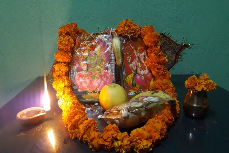 એ વાતનું ધ્યાન રાખો, જે તસવીરમાં માં લક્ષ્મી બેઠેલા મુદ્દામાં હોય અને સાથે તેમના બંને હાથી ઉપરની તરફ સૂંઢ ઉઠાએલા હોય. એ વાતનું ધ્યાન રાખો, જે તસવીરમાં માં લક્ષ્મી બેઠેલા મુદ્દામાં હોય અને સાથે તેમના બંને હાથી ઉપરની તરફ સૂંઢ ઉઠાએલા હોય.