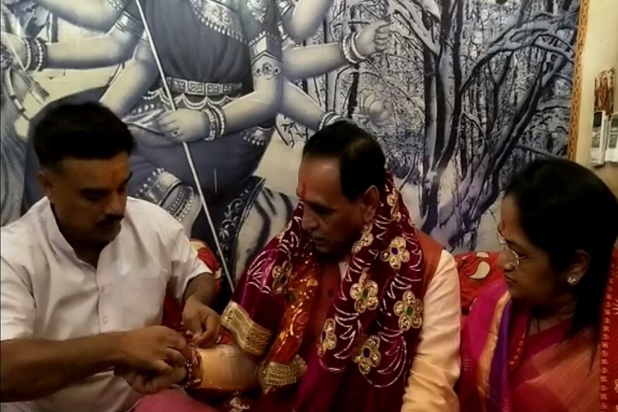 આ સમય દરમિયાન વિજય રૂપાણીએ 140 કિલોની સોનાની લાગતથી અંદાજે કિંમત રૂપિયા 40 કરોડનાં ખર્ચે તૈયાર થયેલાં મંદિરનાં મુ઼ખ્ય શિખરનાં અંતિમ સોનાના મઢેલાં પતરાઓની પુજા કરી હતી. બાદમાં આ પતરાઓનું ફિટીંગ પણ કરાવી શિખરનું પ્રથમ તબક્કાનું કાર્ય પુર્ણ થયેલું જાહેર કર્યુ હતુ. આ સમય દરમિયાન વિજય રૂપાણીએ 140 કિલોની સોનાની લાગતથી અંદાજે કિંમત રૂપિયા 40 કરોડનાં ખર્ચે તૈયાર થયેલાં મંદિરનાં મુ઼ખ્ય શિખરનાં અંતિમ સોનાના મઢેલાં પતરાઓની પુજા કરી હતી. બાદમાં આ પતરાઓનું ફિટીંગ પણ કરાવી શિખરનું પ્રથમ તબક્કાનું કાર્ય પુર્ણ થયેલું જાહેર કર્યુ હતુ.