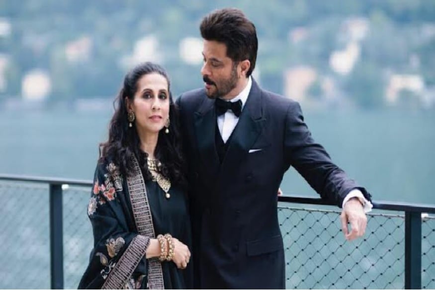 બોલિવૂડ (Bollywood)ના મિસ્ટર ઇન્ડિયા અનિલ કપૂર (Anil Kapoor) તેમની ઝકાસ પર્સનાલિટી માટે આખી ઇન્ડસ્ટ્રીમાં જાણીતા છે. 63 વર્ષના અનિલ આજે પણ સદાબહાર યુવાન લાગે છે. અનિલ કપુર અને સુનીતા કપૂરના લગ્નને 36 વર્ષ થઇ ગયા. બંને લગ્ન પહેલા એકબીજાને લાંબા સમય સુધી ડેટ કરતા હતા અને પછી તેમણે લગ્ન કરી લીધા. આજે અમે તેમની રસપ્રદ લવસ્ટોરી તમને જણાવીશું. વર્ષ 1980માં તે પહેલીવાર ડેટ પર ગયા. અને ત્યાં જ તેમના મનમાં એક બીજા માટે પ્રેમ જાગ્યો. આ સમયે અનિલ કપૂર ઇન્ડસ્ટ્રીમાં સારા પૈસા નહતા કમાઇ સકતા અને સુનીતા એક સફળ મોડેલ હતી બોલિવૂડ (Bollywood)ના મિસ્ટર ઇન્ડિયા અનિલ કપૂર (Anil Kapoor) તેમની ઝકાસ પર્સનાલિટી માટે આખી ઇન્ડસ્ટ્રીમાં જાણીતા છે. 63 વર્ષના અનિલ આજે પણ સદાબહાર યુવાન લાગે છે. અનિલ કપુર અને સુનીતા કપૂરના લગ્નને 36 વર્ષ થઇ ગયા. બંને લગ્ન પહેલા એકબીજાને લાંબા સમય સુધી ડેટ કરતા હતા અને પછી તેમણે લગ્ન કરી લીધા. આજે અમે તેમની રસપ્રદ લવસ્ટોરી તમને જણાવીશું. વર્ષ 1980માં તે પહેલીવાર ડેટ પર ગયા. અને ત્યાં જ તેમના મનમાં એક બીજા માટે પ્રેમ જાગ્યો. આ સમયે અનિલ કપૂર ઇન્ડસ્ટ્રીમાં સારા પૈસા નહતા કમાઇ સકતા અને સુનીતા એક સફળ મોડેલ હતી