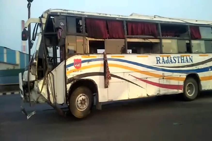 ભરૂચ નજીક અંકલેશ્વર હાઇવે ઉપર ખાનગી બસને અકસ્માત નડ્યો હોવાની ઘટના બની છે. તૂટેલી એંગલને કારણે ખાનગી બસના ડ્રાઇવરે અચાનક બ્રેક મારતા બસ પલટી ખાઇ ગઇ હતી. જેના પગલે એક મુસાફરનું મોત નીપજ્યું હતું. જ્યારે 10થી વધારે લોકો ઘાયલ થયા હતા. અકસ્માતના પગલે હાઇવે ઉપર ટ્રાફિક જામના દ્રશ્યો પણ સર્જાયા હતા. જ્યારે લોકોના ટોળા પણ સ્થળ ઉપર એકઠાં થયા હતા. પોલીસને જાણ થતાં જ પોલીસની ટીમ સ્થળ ઉપર પહોંચીને સ્થિતિને કાબુમાં લીધી હતી. (જય વ્યાસ, ભરુચ) ભરૂચ નજીક અંકલેશ્વર હાઇવે ઉપર ખાનગી બસને અકસ્માત નડ્યો હોવાની ઘટના બની છે. તૂટેલી એંગલને કારણે ખાનગી બસના ડ્રાઇવરે અચાનક બ્રેક મારતા બસ પલટી ખાઇ ગઇ હતી. જેના પગલે એક મુસાફરનું મોત નીપજ્યું હતું. જ્યારે 10થી વધારે લોકો ઘાયલ થયા હતા. અકસ્માતના પગલે હાઇવે ઉપર ટ્રાફિક જામના દ્રશ્યો પણ સર્જાયા હતા. જ્યારે લોકોના ટોળા પણ સ્થળ ઉપર એકઠાં થયા હતા. પોલીસને જાણ થતાં જ પોલીસની ટીમ સ્થળ ઉપર પહોંચીને સ્થિતિને કાબુમાં લીધી હતી. (જય વ્યાસ, ભરુચ)