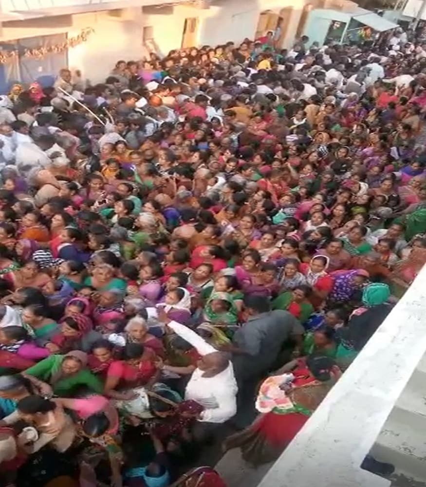 રાજકોટના હડાળા ગામે અંધશ્રદ્ધાનો મહિમા સામે આવ્યો છે. એક બાબા બીડીના ધુમાડે શરીરમાં ઘર કરી ગયેલા જટીલ રોગોનું નિવારણ કરવાનો દાવો કરી રહ્યા છે. આ બાબાને ત્યાં દુખ દુર કરવા રોજ હજારોની સંખ્યામાં દર્દીઓ આવે છે. બાબાનો દાવો છે કે, તે કેન્સર જેવી જટિલ બીમારી પણ આ ધુપ લીધા બાદ 15 દિવસમાં ગાયબ થઈ જાય છે. હવે પ્રશ્ન એ થાય છે કે, બીડીના ધુમાડે કેન્સર કેવી રીતે દુર થાય? રાજકોટના હડાળા ગામે અંધશ્રદ્ધાનો મહિમા સામે આવ્યો છે. એક બાબા બીડીના ધુમાડે શરીરમાં ઘર કરી ગયેલા જટીલ રોગોનું નિવારણ કરવાનો દાવો કરી રહ્યા છે. આ બાબાને ત્યાં દુખ દુર કરવા રોજ હજારોની સંખ્યામાં દર્દીઓ આવે છે. બાબાનો દાવો છે કે, તે કેન્સર જેવી જટિલ બીમારી પણ આ ધુપ લીધા બાદ 15 દિવસમાં ગાયબ થઈ જાય છે. હવે પ્રશ્ન એ થાય છે કે, બીડીના ધુમાડે કેન્સર કેવી રીતે દુર થાય?