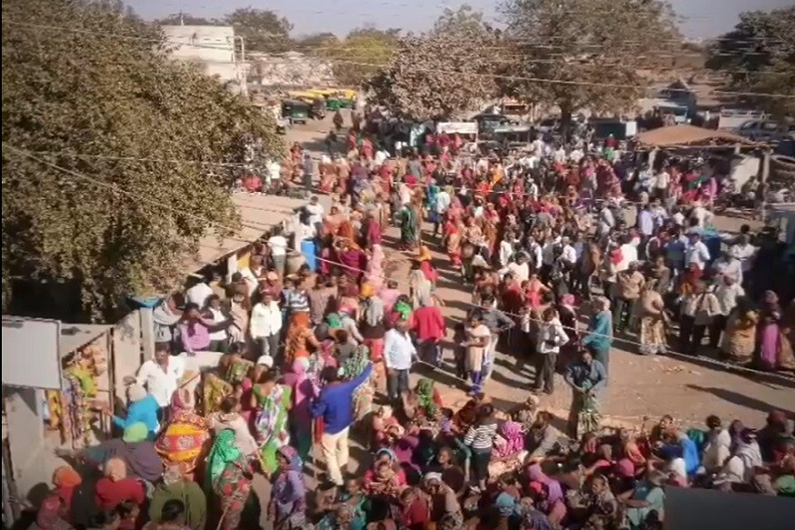 હવે પ્રશ્ન એ થાય છે કે, આ ટેક્નોલોજીના યુગમાં કેમ લોકો અંધશ્રદ્ધાની આંધળી દોટ મુકી રહ્યા છે. નવાઈની વાત એ છે કે, આજ દીન સુધી બાબાની ટ્રીટમેન્ટ પર કોઈએ કોઈ પ્રશ્ન પણ નથી ઉઠાવ્યો. દિવસેને દિવસે દર્દીઓની સંખ્યા વધતી જાય છે. આ સંખ્યા એટલી મોટી છે કે, જાણે અઠવાડીયાના આ ત્રણ દિવસે ગામમાં મેળા જેવો માહોલ સર્જાય છે. મોટી સંખ્યામાં ગામ શહેરમાંથી લોકો દુખ દુર કરવા ઉમટી પડે છે. પ્રશ્ન એ પણ થાય છે કે, બાબા એક પણ પૈસા નથી લેતા તો બીડી લાવવાનો ખર્ચ પણ કેવી રીતે કરે છે ? હવે પ્રશ્ન એ થાય છે કે, આ ટેક્નોલોજીના યુગમાં કેમ લોકો અંધશ્રદ્ધાની આંધળી દોટ મુકી રહ્યા છે. નવાઈની વાત એ છે કે, આજ દીન સુધી બાબાની ટ્રીટમેન્ટ પર કોઈએ કોઈ પ્રશ્ન પણ નથી ઉઠાવ્યો. દિવસેને દિવસે દર્દીઓની સંખ્યા વધતી જાય છે. આ સંખ્યા એટલી મોટી છે કે, જાણે અઠવાડીયાના આ ત્રણ દિવસે ગામમાં મેળા જેવો માહોલ સર્જાય છે. મોટી સંખ્યામાં ગામ શહેરમાંથી લોકો દુખ દુર કરવા ઉમટી પડે છે. પ્રશ્ન એ પણ થાય છે કે, બાબા એક પણ પૈસા નથી લેતા તો બીડી લાવવાનો ખર્ચ પણ કેવી રીતે કરે છે ?