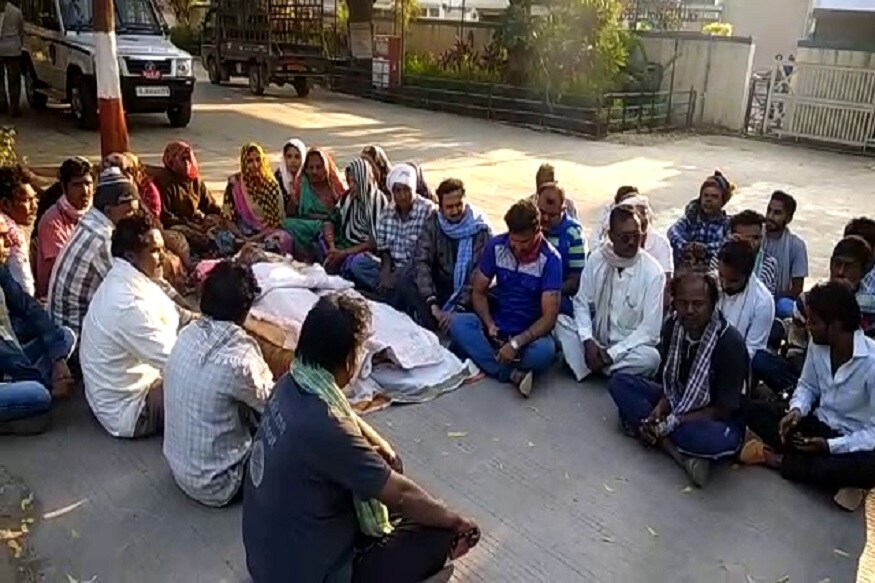 ભાવનગર જીલ્લાના ઘોઘા નજીકના રતનપર ગામમાં દલિત પર અત્યાચારની ઘટના સામે આવી છે. રતનપર ગામમાં મૃતક દલિત હોવાથી ગામના સરપંચના પતિએ સ્મશાનમાં મૃતકની અંતિમવિધિ થવા દીધી નહીં. જેના કારણે મૃતકના પરિવારજનો મૃતદેહ સાથે ડીવાયએસપી કચેરી આવ્યા હતા. ભાવનગર પોલીસે, મૃતકના પરિવારજનોને આશ્વાસન આપ્યું છે કે, મૃતકની અંતિમ વિધિમાં કોઈ અડચણ નહીં થાય અને જવાબદાર લોકો સામે પગલા લેવામાં આવશે. ભાવનગર જીલ્લાના ઘોઘા નજીકના રતનપર ગામમાં દલિત પર અત્યાચારની ઘટના સામે આવી છે. રતનપર ગામમાં મૃતક દલિત હોવાથી ગામના સરપંચના પતિએ સ્મશાનમાં મૃતકની અંતિમવિધિ થવા દીધી નહીં. જેના કારણે મૃતકના પરિવારજનો મૃતદેહ સાથે ડીવાયએસપી કચેરી આવ્યા હતા. ભાવનગર પોલીસે, મૃતકના પરિવારજનોને આશ્વાસન આપ્યું છે કે, મૃતકની અંતિમ વિધિમાં કોઈ અડચણ નહીં થાય અને જવાબદાર લોકો સામે પગલા લેવામાં આવશે.