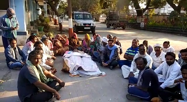 આ મામલે મળતી માહિતી પ્રમાણે રતનપર ગામમાંનાં રહેવાસી કેશવભાઈ સુમરા નામનાં દલિત આધેડનું અવસાન થયું હતું. જે બાદ ગામનાં સરપંચના પતિ જગદીશ બારૈયાએ સ્મશાનમાં મૃતકની દફનવિધિ કરવાની ના પાડી હતી. જેને કારણે મૃતકના પરિજનો મૃતદેહ લઇને ભાવનગર ડીએસપી કચેરીએ દોડી આવ્યા હતા. જયાં મૃતકના પરિજનો અને ગ્રામજનો દ્વારા માગ કરવામાં આવી છે, કે જ્યાં સુધી સરપંચના પતિ જગદીશ બારૈયા સામે કાર્યવાહી કરવામાં નહી આવે ત્યાં સુધી અમે લાશની અંતિમવિધિ નહીં કરીએ. આ મામલે મળતી માહિતી પ્રમાણે રતનપર ગામમાંનાં રહેવાસી કેશવભાઈ સુમરા નામનાં દલિત આધેડનું અવસાન થયું હતું. જે બાદ ગામનાં સરપંચના પતિ જગદીશ બારૈયાએ સ્મશાનમાં મૃતકની દફનવિધિ કરવાની ના પાડી હતી. જેને કારણે મૃતકના પરિજનો મૃતદેહ લઇને ભાવનગર ડીએસપી કચેરીએ દોડી આવ્યા હતા. જયાં મૃતકના પરિજનો અને ગ્રામજનો દ્વારા માગ કરવામાં આવી છે, કે જ્યાં સુધી સરપંચના પતિ જગદીશ બારૈયા સામે કાર્યવાહી કરવામાં નહી આવે ત્યાં સુધી અમે લાશની અંતિમવિધિ નહીં કરીએ.
