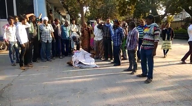 ભાવનગર પોલીસના આશ્વાસન બાદ, મૃતકના પરિવારજનો મૃતદેહ લઈને તેની અંતિમવિધિ માટે ગયા હતા. દલિત સમાજના આગેવાનનુ કહેવું છે કે, ગામડાઓમાં દલિતોના મૃત્યુ બાદ, દર વખતે આ સમસ્યા નડે છે. ઉચ્ચજાતિના લોકો, સ્મશાનમાં દલિતોને અંતિમવિધિ કરતાં રોકે છે. ત્યારે, આ પ્રશ્નનો ઉકેલ લાવવામાં આવે તેવી રજૂવાત કરવામાં આવી છે. આ ઉપરાંત, જવાબદાર લોકો સામે પગલા લેવામાં આવે. ભાવનગર પોલીસના આશ્વાસન બાદ, મૃતકના પરિવારજનો મૃતદેહ લઈને તેની અંતિમવિધિ માટે ગયા હતા. દલિત સમાજના આગેવાનનુ કહેવું છે કે, ગામડાઓમાં દલિતોના મૃત્યુ બાદ, દર વખતે આ સમસ્યા નડે છે. ઉચ્ચજાતિના લોકો, સ્મશાનમાં દલિતોને અંતિમવિધિ કરતાં રોકે છે. ત્યારે, આ પ્રશ્નનો ઉકેલ લાવવામાં આવે તેવી રજૂવાત કરવામાં આવી છે. આ ઉપરાંત, જવાબદાર લોકો સામે પગલા લેવામાં આવે.