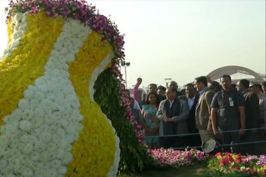 અમદાવાદીઓ જેની રાહ જોતા હતા તેવો આઠમો ફલાવર શો આજથી 16થી 22 જાન્યુઆરીએ યોજાઇ રહ્યો છે ત્યારે મુખ્યમંત્રી વિજય રૂપાણીએ ફલાવર શોનું લોકાર્પણ કર્યું છે. ફુલોની વિવિધ વેરાયટીઓ લોકોને એક છત નીચે જોવા મળે તે માટે અમદાવાદ મ્યુનિસિપલ કોર્પોરેશન દ્વારા 2013થી ફ્લાવર શો યોજવામા આવે છે. દર વર્ષે મુલાકાતીઓને નવું નઝરાણુ આપવામા આવે છે. આ વર્ષે પણ વિવિધ આકર્ષણો છે જેમા 50 જેટલા સ્કલપચર મુખ્ય છે. વિવિધ પ્રકારના રંગબેરંગી ફુલોથી આ સ્કલપ્ચર બનાવામા આવશે. અમદાવાદીઓ જેની રાહ જોતા હતા તેવો આઠમો ફલાવર શો આજથી 16થી 22 જાન્યુઆરીએ યોજાઇ રહ્યો છે ત્યારે મુખ્યમંત્રી વિજય રૂપાણીએ ફલાવર શોનું લોકાર્પણ કર્યું છે. ફુલોની વિવિધ વેરાયટીઓ લોકોને એક છત નીચે જોવા મળે તે માટે અમદાવાદ મ્યુનિસિપલ કોર્પોરેશન દ્વારા 2013થી ફ્લાવર શો યોજવામા આવે છે. દર વર્ષે મુલાકાતીઓને નવું નઝરાણુ આપવામા આવે છે. આ વર્ષે પણ વિવિધ આકર્ષણો છે જેમા 50 જેટલા સ્કલપચર મુખ્ય છે. વિવિધ પ્રકારના રંગબેરંગી ફુલોથી આ સ્કલપ્ચર બનાવામા આવશે.
