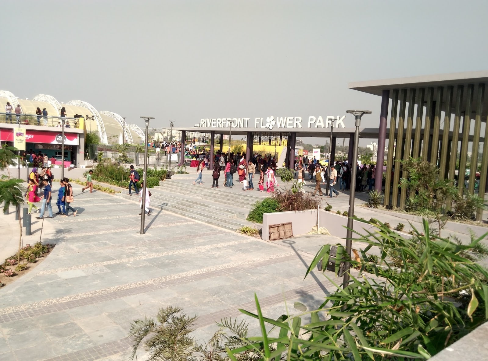 આ વર્ષે ફ્લાવર શોમાં લાઈવ કિચન ગાર્ડન આકર્ષણનું કેન્દ્ર રહેશે. જેમાં 200 ચોરસ મીટરની જગ્યામાં 300થી વધારે કુંડા મુકીના તેમાં ટામેટાં, મરચા, દૂધી જેવા શાકભાજી અને ફળ રોપાના માધ્યમથી કેવી રીતે ઉછેરી શકાય તે સમજાવવામાં આવશે. આ વર્ષે ફ્લાવર શોમાં લાઈવ કિચન ગાર્ડન આકર્ષણનું કેન્દ્ર રહેશે. જેમાં 200 ચોરસ મીટરની જગ્યામાં 300થી વધારે કુંડા મુકીના તેમાં ટામેટાં, મરચા, દૂધી જેવા શાકભાજી અને ફળ રોપાના માધ્યમથી કેવી રીતે ઉછેરી શકાય તે સમજાવવામાં આવશે.