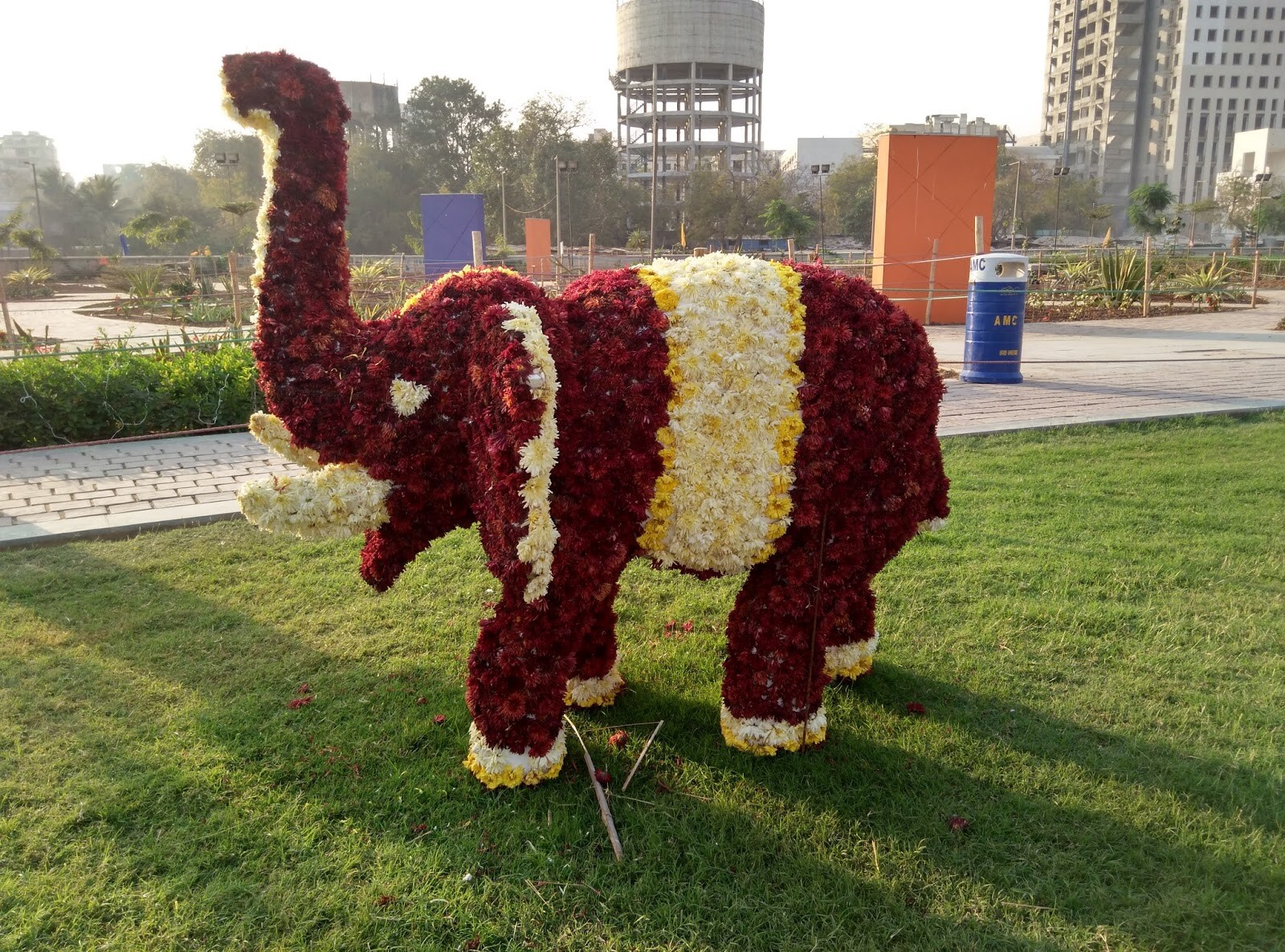એલિસબ્રિજથી સરદારબ્રિજ વચ્ચેના 1.8 કિલોમીટરના 1.28 લાખ સ્કેવર મીટર એરીયામાં 7.50 લાખ રોપાનું પ્રદર્શન કરાયું છે. એલિસબ્રિજથી સરદારબ્રિજ વચ્ચેના 1.8 કિલોમીટરના 1.28 લાખ સ્કેવર મીટર એરીયામાં 7.50 લાખ રોપાનું પ્રદર્શન કરાયું છે.