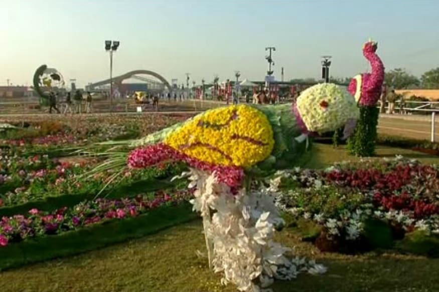 અમદાવાદીઓ જેની રાહ જોતા હતા તે ફલાવર શો પાલડીનાં રિવરફ્રન્ટ પર શરૂ થઇ ગયો છે. આજથી એટલે 16થી 22 જાન્યુઆરીએ યોજાશે. મુખ્યમંત્રી વિજય રૂપાણીએ અમદાવાદ ફલાવર શોનું લોકાર્પણ કર્યું છે. તેમની સાથે અમદાવાદનાં મેયર બિજલ પટેલ અને અમદાવાદનાં મ્યુનિસિપલ કમિશનર વિજય નહેરા પણ હાજર રહ્યાં હતાં. અમદાવાદીઓ જેની રાહ જોતા હતા તે ફલાવર શો પાલડીનાં રિવરફ્રન્ટ પર શરૂ થઇ ગયો છે. આજથી એટલે 16થી 22 જાન્યુઆરીએ યોજાશે. મુખ્યમંત્રી વિજય રૂપાણીએ અમદાવાદ ફલાવર શોનું લોકાર્પણ કર્યું છે. તેમની સાથે અમદાવાદનાં મેયર બિજલ પટેલ અને અમદાવાદનાં મ્યુનિસિપલ કમિશનર વિજય નહેરા પણ હાજર રહ્યાં હતાં.
