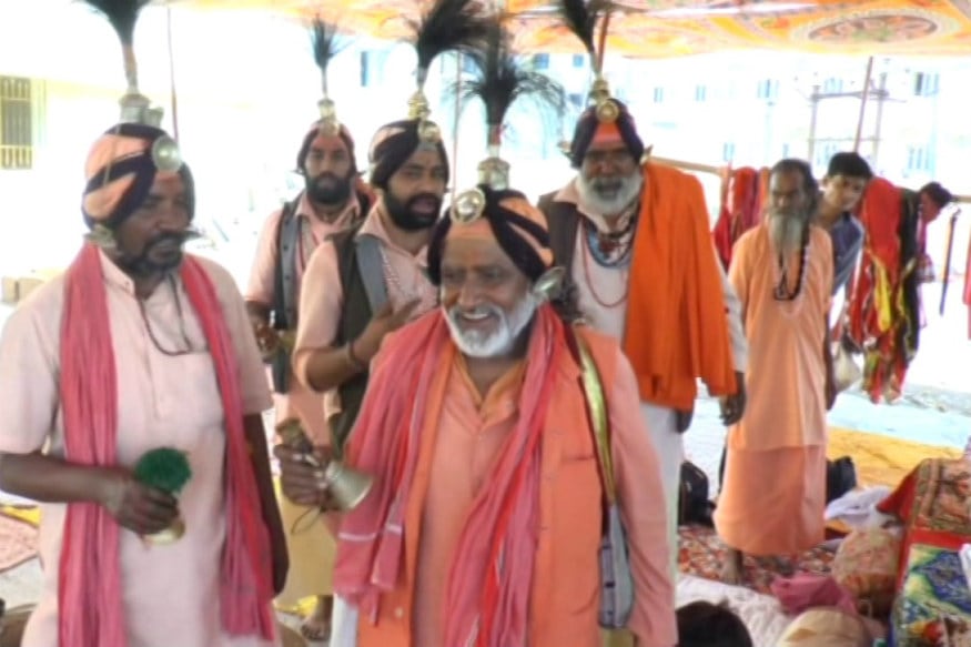 એવી માન્યતા છે કે, જંગમ જોગીયોની ઉત્પત્તિ શિવ-પાર્વતીના લગ્ન દરમિયાન થઇ હતી. જ્યારે ભગવાને શિવે વિષ્ણુ અને બ્રહ્માજીને લગ્ન કરાવવાની દક્ષિણા આપી તો તેમણે દક્ષિણા લેવાનો ઇન્કાર કરી દીધો. આ સમયે શિવજીએ તેમના સાથળ પર હાથ પછાડીને જંગમ સાધુની ઉત્પત્તિ કરી હતી. તેમણે જ મહાદેવથી દાન લઈને લગ્નમાં ગીત ગાયા અને અન્ય વિધિ પૂરી કરાવી. એવી માન્યતા છે કે, જંગમ જોગીયોની ઉત્પત્તિ શિવ-પાર્વતીના લગ્ન દરમિયાન થઇ હતી. જ્યારે ભગવાને શિવે વિષ્ણુ અને બ્રહ્માજીને લગ્ન કરાવવાની દક્ષિણા આપી તો તેમણે દક્ષિણા લેવાનો ઇન્કાર કરી દીધો. આ સમયે શિવજીએ તેમના સાથળ પર હાથ પછાડીને જંગમ સાધુની ઉત્પત્તિ કરી હતી. તેમણે જ મહાદેવથી દાન લઈને લગ્નમાં ગીત ગાયા અને અન્ય વિધિ પૂરી કરાવી.