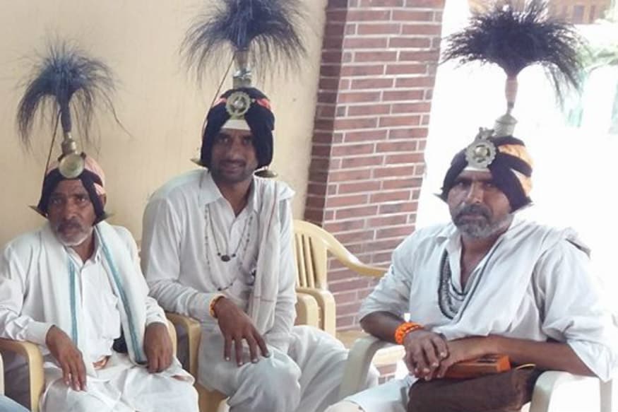 જંગમ સંપ્રદાયના દેશમાં લગભગ 5 હજાર ગૃહસ્થ સંત છે. તે આખા દેશના બધા જ અખાડામાં ફરે છે અને ત્યાં શિવના ગુણગાન ગાય છે. સૌથી વધુ આ સંપ્રદાયના સંત હરિયાણામાં છે. અખાડામાંથી આવતા દાનમાંથી જ તેના પરિવારનું ગુજરાન ચાલે છે. જંગમ સંપ્રદાયના દેશમાં લગભગ 5 હજાર ગૃહસ્થ સંત છે. તે આખા દેશના બધા જ અખાડામાં ફરે છે અને ત્યાં શિવના ગુણગાન ગાય છે. સૌથી વધુ આ સંપ્રદાયના સંત હરિયાણામાં છે. અખાડામાંથી આવતા દાનમાંથી જ તેના પરિવારનું ગુજરાન ચાલે છે.