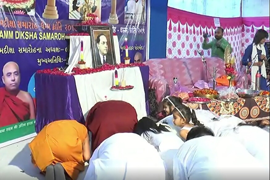 પોરબંદરનાં ભંતે પ્રજ્ઞા રત્નએ 25 જેટલા દલિત ભાઈઓ તેમજ બહેનોને બોદ્ધ ધર્મની દીક્ષા આપી હતી. તેમણે બૌદ્ધ ધર્મ અપનાવવા બદલ તમામને શુભકામના પાઠવી હતી. તેમણે કહ્યું કે જેમણે બાબા સાહેબને વાંચ્યા છે અને સમજ્યા છે તે લોકોએ બૌદ્ધ ધર્મ અંગીકાર કરે છે. પોરબંદરનાં ભંતે પ્રજ્ઞા રત્નએ 25 જેટલા દલિત ભાઈઓ તેમજ બહેનોને બોદ્ધ ધર્મની દીક્ષા આપી હતી. તેમણે બૌદ્ધ ધર્મ અપનાવવા બદલ તમામને શુભકામના પાઠવી હતી. તેમણે કહ્યું કે જેમણે બાબા સાહેબને વાંચ્યા છે અને સમજ્યા છે તે લોકોએ બૌદ્ધ ધર્મ અંગીકાર કરે છે.