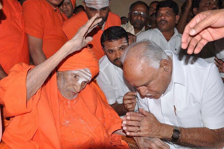  શિવકુમાર સ્વામીના આશીર્વાદ મેળવી રહેલા કર્ણાટક બીજેપીના નેતા બી.એસ. યદુરપ્પા (ફાઇલ તસવીર)