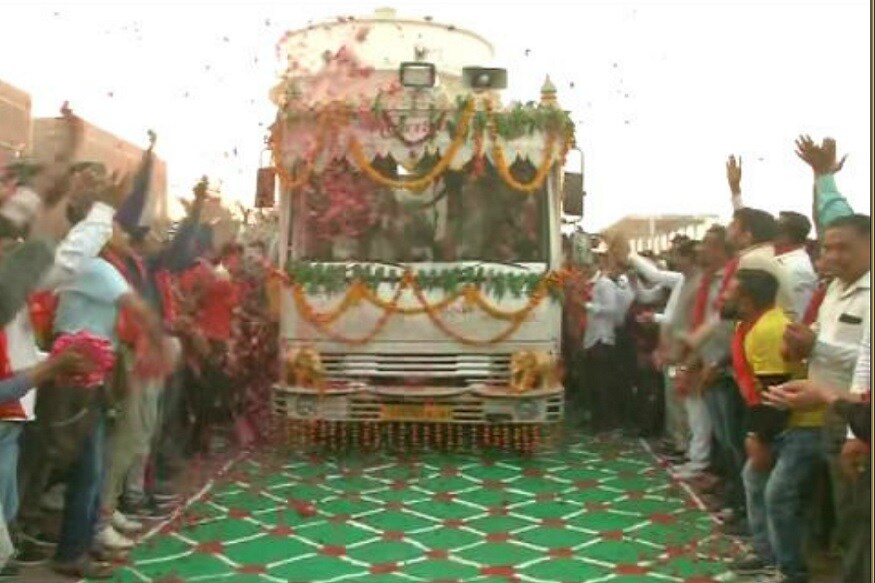 આ પદયાત્રા સરદાર પટેલ ભવનથી શરૂ થઈ 150 ફુટ રીગ રોડ, ગોંડલ ચોકડી થઈ બપોરે 11 વાગ્યાની આસપાસ શાપર ખાતે પહોંચશે. અહીં પદયાત્રિકો માટે ભોજનની વ્યવસ્થા કરવામાં આવી છે. પદયાત્રિકો ભોજન પ્રસાદ લીધા બાદ યાત્રા રીબડા થઈ સાંજે 7 વાગ્યાની આસપાસ ગોંડલ પહોંચશે. જયાં પદયાત્રિકો માટે રાત્રી ભોજન અને વિશ્રામની વ્યવસ્થા કરવામાં આવી છે. આ પદયાત્રા સરદાર પટેલ ભવનથી શરૂ થઈ 150 ફુટ રીગ રોડ, ગોંડલ ચોકડી થઈ બપોરે 11 વાગ્યાની આસપાસ શાપર ખાતે પહોંચશે. અહીં પદયાત્રિકો માટે ભોજનની વ્યવસ્થા કરવામાં આવી છે. પદયાત્રિકો ભોજન પ્રસાદ લીધા બાદ યાત્રા રીબડા થઈ સાંજે 7 વાગ્યાની આસપાસ ગોંડલ પહોંચશે. જયાં પદયાત્રિકો માટે રાત્રી ભોજન અને વિશ્રામની વ્યવસ્થા કરવામાં આવી છે.