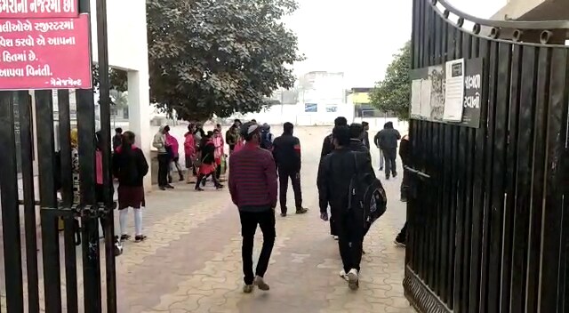 અમદાવાદમાં સોલા બ્રિજ પાસે આવેલી યુટોપિયા સ્કૂલમાં ચાલુ પરીક્ષામાં પેપરના ફોટો પાડી વોટ્સએપ પર જવાબ મંગાવતા ઉમેદવારની સોલા પોલીસે ધરપકડ કરી હતી. પોલીસે આ મામલે વધારે તપાસ હાથ ધરી છે. જ્યારે રાજકોટમાં પણ વર્ગ ખંડમાંથી એક ઉમેદવાર મોબાઇલ સાથે પકડાતા તેમની સામે કાયદેસરની કાર્યવાહી કરવામાં આવશે. અમદાવાદમાં સોલા બ્રિજ પાસે આવેલી યુટોપિયા સ્કૂલમાં ચાલુ પરીક્ષામાં પેપરના ફોટો પાડી વોટ્સએપ પર જવાબ મંગાવતા ઉમેદવારની સોલા પોલીસે ધરપકડ કરી હતી. પોલીસે આ મામલે વધારે તપાસ હાથ ધરી છે. જ્યારે રાજકોટમાં પણ વર્ગ ખંડમાંથી એક ઉમેદવાર મોબાઇલ સાથે પકડાતા તેમની સામે કાયદેસરની કાર્યવાહી કરવામાં આવશે.