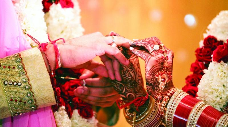 આ વર્ષે હોળાષ્ટક અને મીનારક એક દિવસના અંતરે સાથે ચાલુ થતાં હોવાથી માર્ચમાં લગ્નના દિવસો વધુ છે. ત્યારબાદ શુક્રનો લોપ તા.25 જુલાઈથી થાય છે, જે સમયે કમુરતાં હશે. જયોતિષીઓના મતે, આ નવા વર્ષમાં છેલ્લાં દસ વર્ષના સૌથી વધારે દિવસ લગ્નનાં મુહૂર્ત છે, જે રેકોર્ડજનક 77 દિવસ છે. (પ્રતિકાત્મક તસવીર) આ વર્ષે હોળાષ્ટક અને મીનારક એક દિવસના અંતરે સાથે ચાલુ થતાં હોવાથી માર્ચમાં લગ્નના દિવસો વધુ છે. ત્યારબાદ શુક્રનો લોપ તા.25 જુલાઈથી થાય છે, જે સમયે કમુરતાં હશે. જયોતિષીઓના મતે, આ નવા વર્ષમાં છેલ્લાં દસ વર્ષના સૌથી વધારે દિવસ લગ્નનાં મુહૂર્ત છે, જે રેકોર્ડજનક 77 દિવસ છે. (પ્રતિકાત્મક તસવીર)