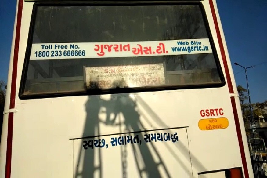 અકસ્માતના પગલે ડિવાઇડર પાસે બેઠેલા બે મુસાફરોને ઇજાઓ પહોંચી હતી. જેમને સારવાર માટે હોસ્પિટલ ખસેડવામાં આવ્યા હતા. અકસ્માતના પગલે ડિવાઇડર પાસે બેઠેલા બે મુસાફરોને ઇજાઓ પહોંચી હતી. જેમને સારવાર માટે હોસ્પિટલ ખસેડવામાં આવ્યા હતા.