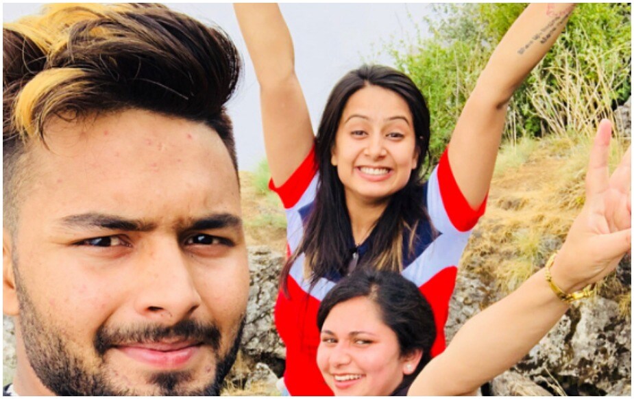 સાક્ષી પંત આઈપીએલ દરમિયાન ઘણી વખત સ્ટેડિયમમાં નાના ભાઈ રિષભને ચીયર કરતા જોવા મળી હતી. જોકે તેની ફેવરિટ ગેમ ક્રિકેટ નહીં બાસ્કેટબોલ છે. સાક્ષીએ પોતાના ઇન્સ્ટાગ્રામ ઉપર આ વાતનો ઉલ્લેખ કર્યો હતો. સાક્ષી પંત આઈપીએલ દરમિયાન ઘણી વખત સ્ટેડિયમમાં નાના ભાઈ રિષભને ચીયર કરતા જોવા મળી હતી. જોકે તેની ફેવરિટ ગેમ ક્રિકેટ નહીં બાસ્કેટબોલ છે. સાક્ષીએ પોતાના ઇન્સ્ટાગ્રામ ઉપર આ વાતનો ઉલ્લેખ કર્યો હતો.