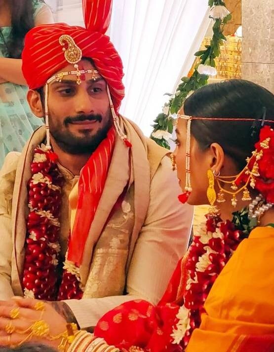 પ્રતીક અને સાન્યા એકબીજાને છેલ્લા 8 વર્ષથી ઓળખે છે, પરંત તેમણે 2017માં ડેટ કરવાનું શરૂ કર્યું હતું. ગયા વર્ષે પ્રતીકે સાન્યાને પ્રપોઝ કર્યું હતું. 22 જાન્યુઆરી, 2017ના રોજ પ્રતીકે સાન્યા સાથે સગાઇ કરી હતી. પ્રતીક અને સાન્યા એકબીજાને છેલ્લા 8 વર્ષથી ઓળખે છે, પરંત તેમણે 2017માં ડેટ કરવાનું શરૂ કર્યું હતું. ગયા વર્ષે પ્રતીકે સાન્યાને પ્રપોઝ કર્યું હતું. 22 જાન્યુઆરી, 2017ના રોજ પ્રતીકે સાન્યા સાથે સગાઇ કરી હતી.