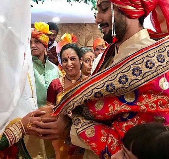 પ્રતીકની વાત કરીએ તો, તે જાને તુ યા જાને યા, ધોબ ઘાટ, આરક્ષણ, એક દીવાના થા, મુલ્ક અને બાગી 2માં જોવા મળ્યો હતો. જ્યારે સાન્યા પણ એન્ટરટેઇનમેન્ટ ઇન્સ્ટ્રી સાથે જોડાયેલી છે. સાન્યા ઘણા મ્યૂઝિક વીડિયો, શોર્ટ ફિલ્મ અને ફેશન વીડિયોને ડાયરેક્ટ અને પ્રોડ્યૂસ કરી ચૂકી છે. સાન્યાએ NIFTથી ફેશન કોમ્યુનિકેશનો કોર્સ કર્યો હતો અને લંડન ફિલ્મ એકેડમીથી ફિલ્મમેકિંગમાં ડિપ્લોમાની ડિગ્રી પણ મેળવી હતી. પ્રતીકની વાત કરીએ તો, તે જાને તુ યા જાને યા, ધોબ ઘાટ, આરક્ષણ, એક દીવાના થા, મુલ્ક અને બાગી 2માં જોવા મળ્યો હતો. જ્યારે સાન્યા પણ એન્ટરટેઇનમેન્ટ ઇન્સ્ટ્રી સાથે જોડાયેલી છે. સાન્યા ઘણા મ્યૂઝિક વીડિયો, શોર્ટ ફિલ્મ અને ફેશન વીડિયોને ડાયરેક્ટ અને પ્રોડ્યૂસ કરી ચૂકી છે. સાન્યાએ NIFTથી ફેશન કોમ્યુનિકેશનો કોર્સ કર્યો હતો અને લંડન ફિલ્મ એકેડમીથી ફિલ્મમેકિંગમાં ડિપ્લોમાની ડિગ્રી પણ મેળવી હતી.